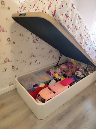 Armario, escritorio y canapé rosa