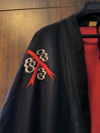 Kimono japonés negro con bordados