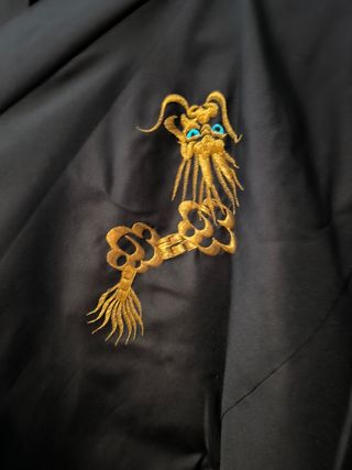 Kimono japonés negro con bordados