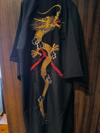 Kimono japonés negro con bordados