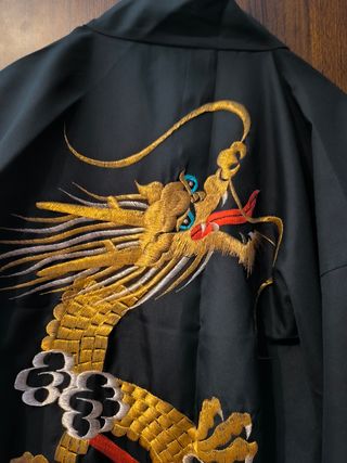 Kimono japonés negro con bordados
