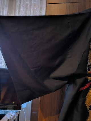 Kimono japonés negro con bordados