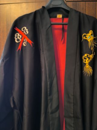 Kimono japonés negro con bordados