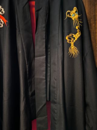 Kimono japonés negro con bordados