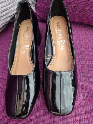 Zapato negro, tipo charol 