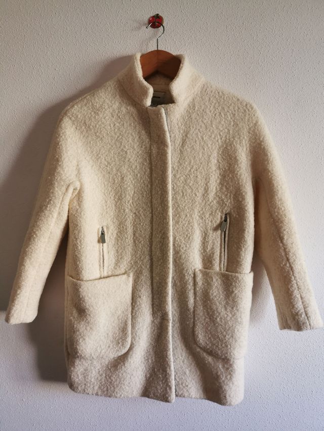 Abrigo de chica talla S de Stradivarius.