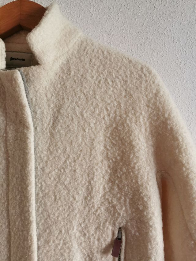 Abrigo de chica talla S de Stradivarius.