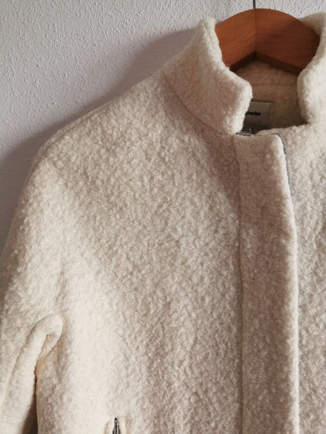 Abrigo de chica talla S de Stradivarius.