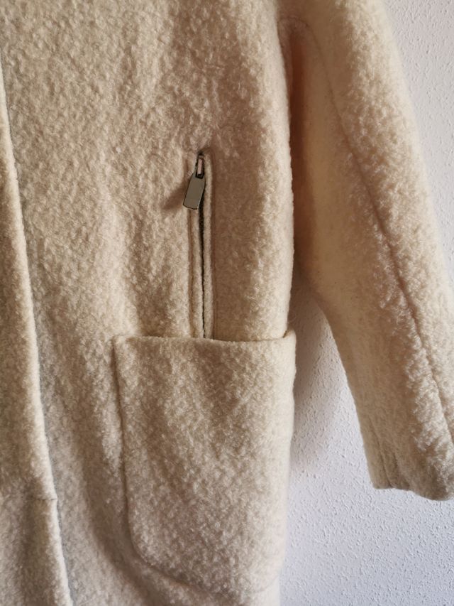 Abrigo de chica talla S de Stradivarius.