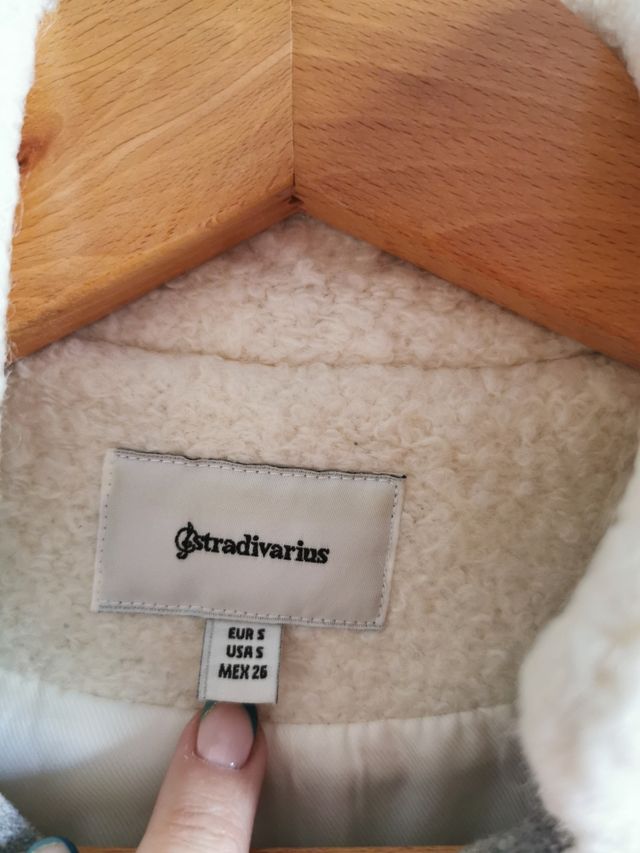Abrigo de chica talla S de Stradivarius.