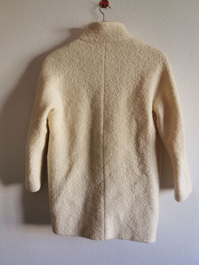 Abrigo de chica talla S de Stradivarius.