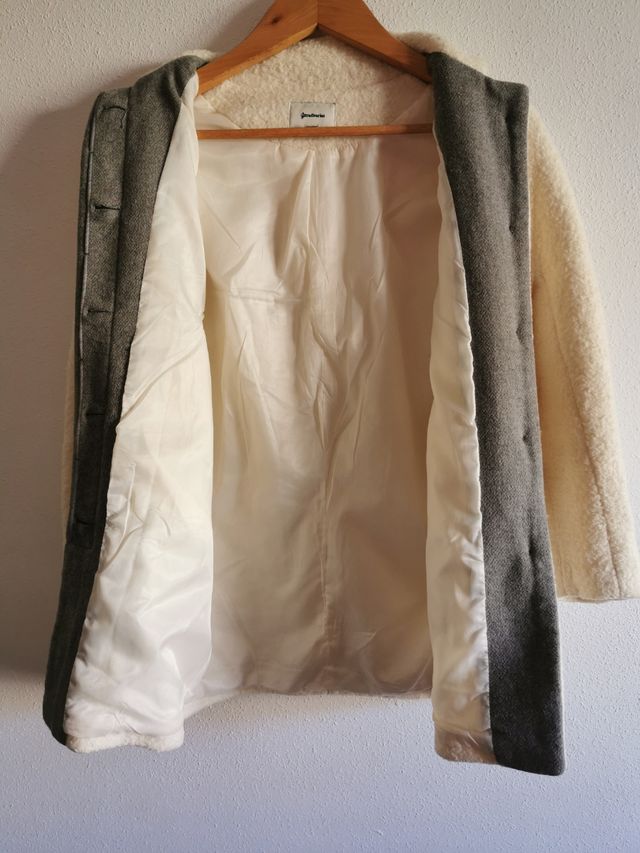 Abrigo de chica talla S de Stradivarius.