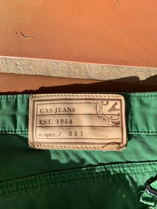 Pantalón marca Gas.
