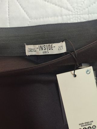 Pantalón corto negro.