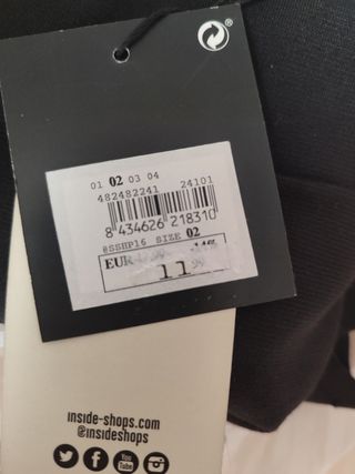 Pantalón corto negro.