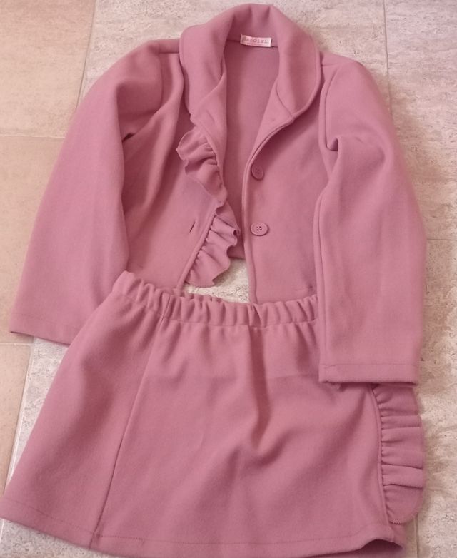 Conjunto de niña. Chaqueta y falda.