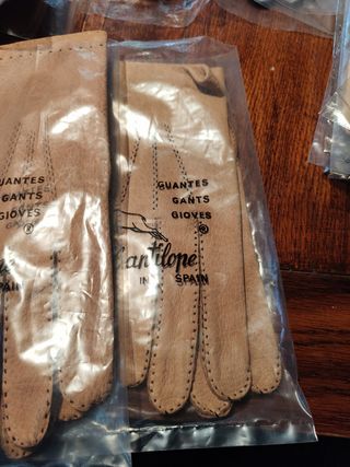 Guantes de piel marron claro. Nuevos