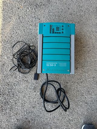 Cargador de baterias Mastervolt 12/50  - 12V