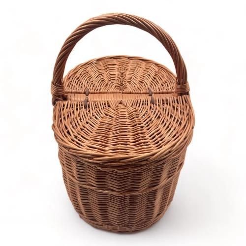 Cesta de mimbre con tapas.