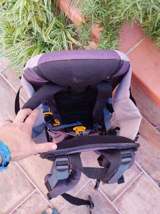 Mochila portaniños senderismo marca Deuter.