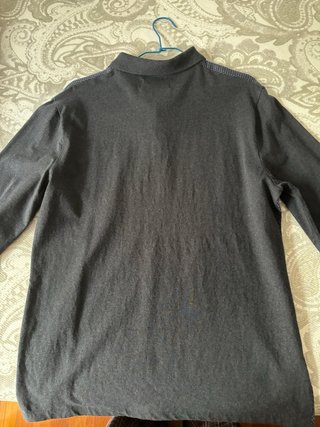 Polo de manga larga.