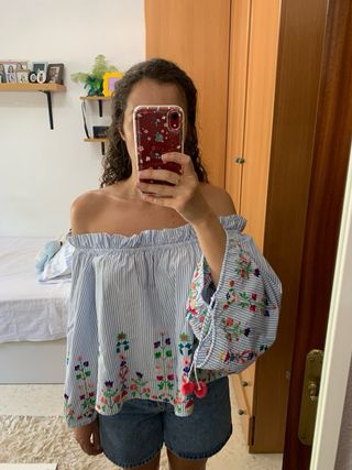 Blusa de rayas de escote bardot de Zara
