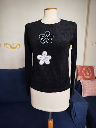 Camiseta negra con flores talla 42