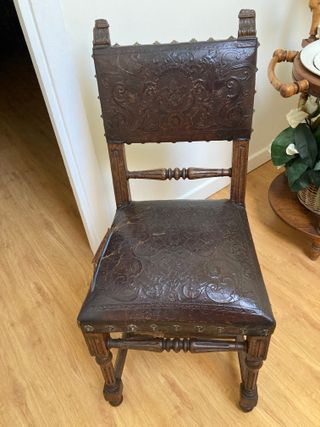Sillas de cuero repujado