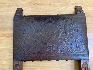 Sillas de cuero repujado