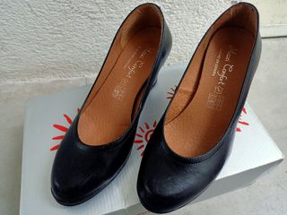Zapatos de salón nuevos