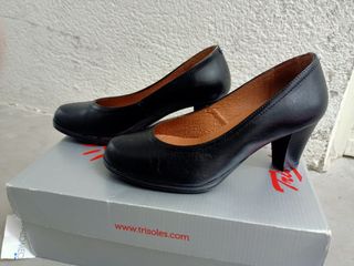 Zapatos de salón nuevos