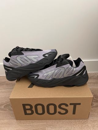 YEEZY 700 MNVN