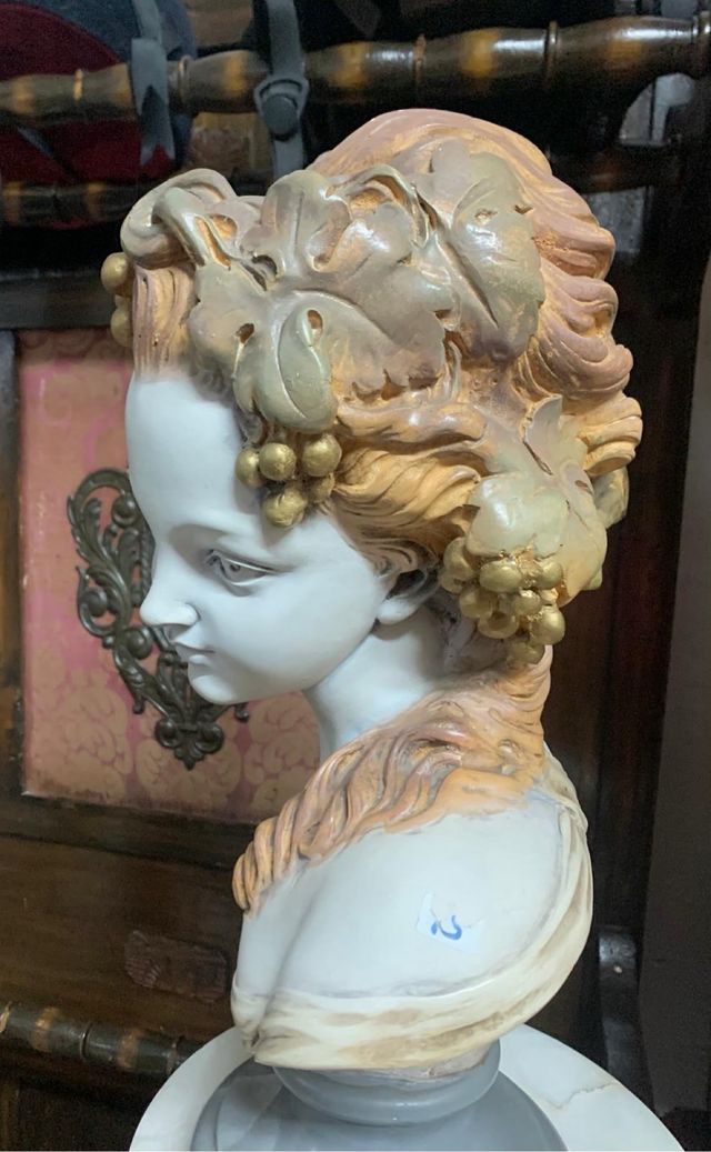 BUSTO DE LA HIJA DE BACO