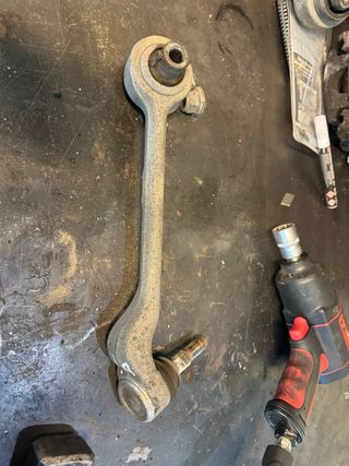 Rotula suspension delantera izquierda e82