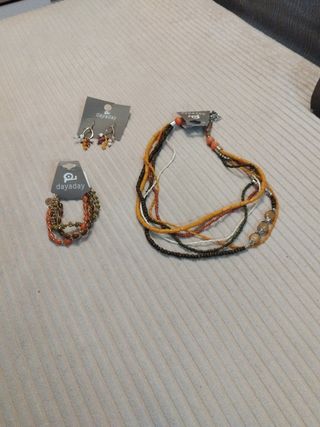 Conjunto de collar, pulsera y pendientes