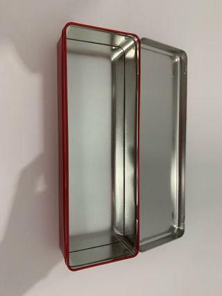 Caja de lata para almacenaje en rojo