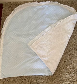 CONJUNTO 2 ARRULLOS Y 3 BABEROS