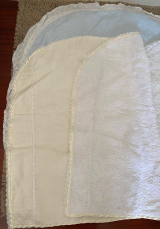 CONJUNTO 2 ARRULLOS Y 3 BABEROS