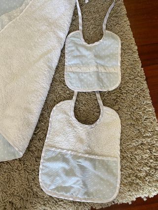 CONJUNTO 2 ARRULLOS Y 3 BABEROS