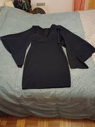 VESTIDO CORTO SIN MANGAS, CON CAPA