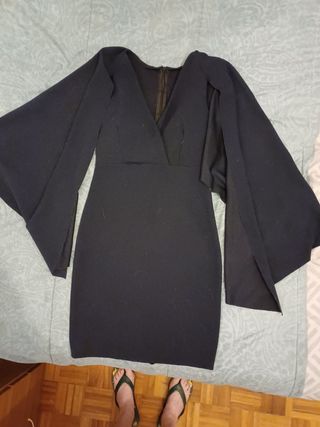 VESTIDO CORTO SIN MANGAS, CON CAPA
