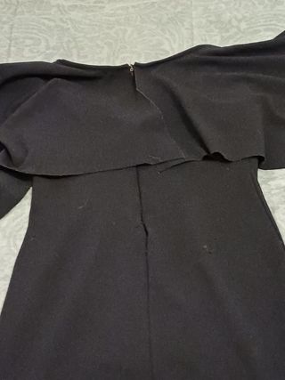 VESTIDO CORTO SIN MANGAS, CON CAPA