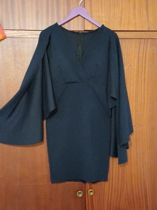VESTIDO CORTO SIN MANGAS, CON CAPA