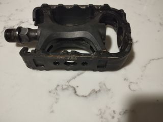 Pedal izquierdo de bici
