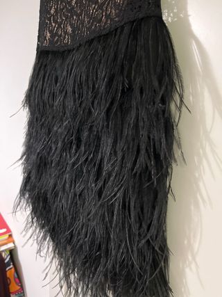 Vestido de fiesta plumas.