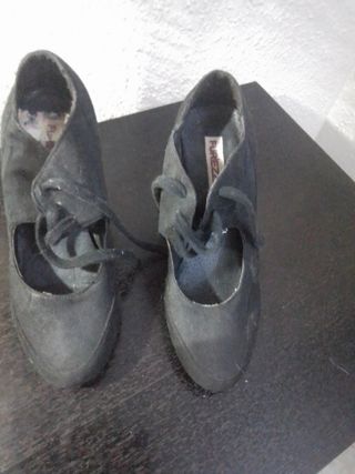 Zapatos con tacones y cuerdas muy bonito
