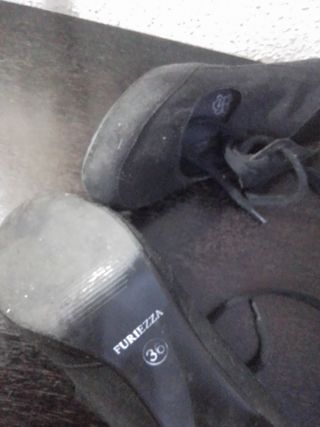Zapatos con tacones y cuerdas muy bonito