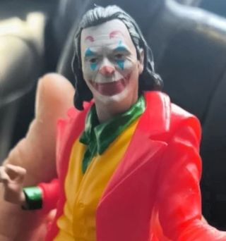 Figura joker joaquin phoenix dc comics follie 
