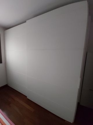 Armadio con ante grandi scorrevoli