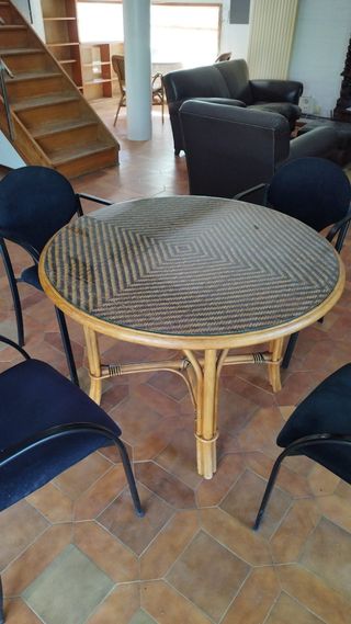 Mesa de mimbre con cristal